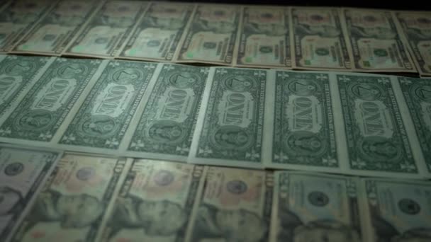 Honderden dollars van verschillende denominaties op tafel 4k - Video