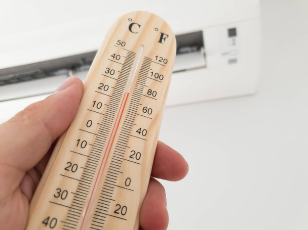 Termómetro y medición de temperatura con aire acondicionado moderno
  - Foto, Imagen