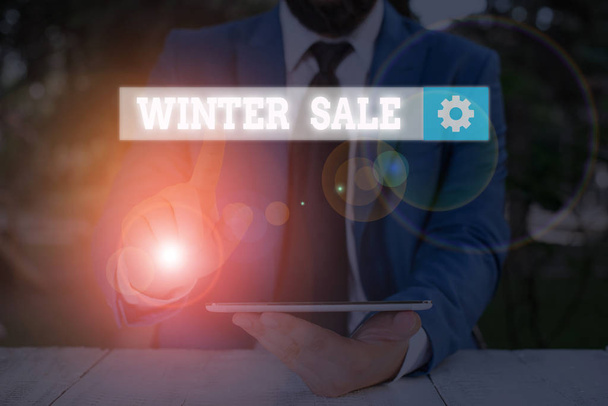 Κείμενο πινακίδα που δείχνει την πώληση του χειμώνα. Εννοιολογική φωτογραφία εκπτώσεις που προσφέρονται στο τέλος του έτους Holiday πωλήσεων χαμηλότερες τιμές. - Φωτογραφία, εικόνα
