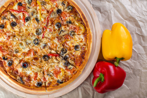chicken pizza with mushroom, olive, red and yellow bell peppers - Фото, изображение