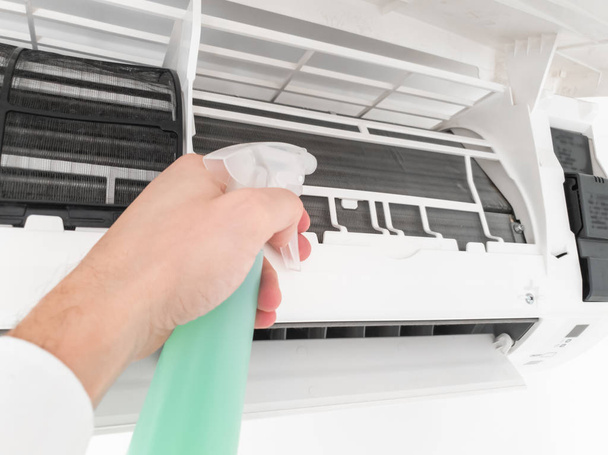 moderne Klimaanlage Service Reinigung des Filters zu verhindern - Foto, Bild