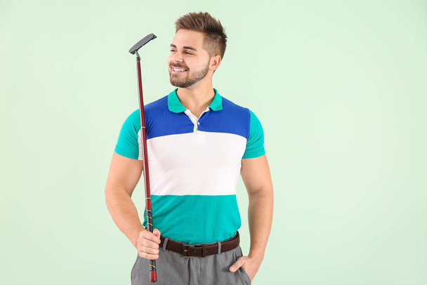 Renkli arka planda yakışıklı erkek golfçü - Fotoğraf, Görsel