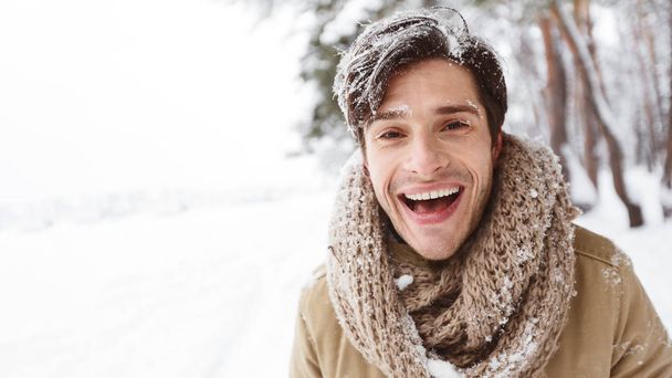 Boldog fiatalember nevet néz kamera Élvezi a téli szabadban - Fotó, kép