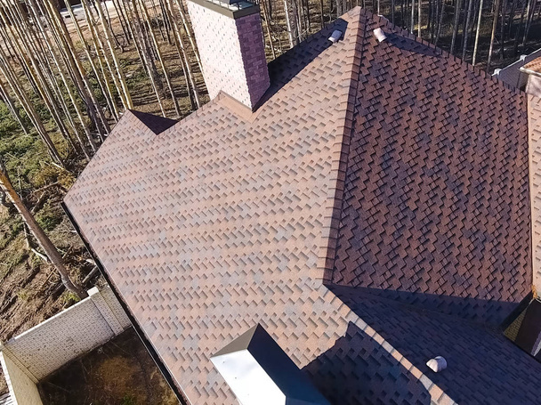 Bituminous csempe egy tető. A ház teteje bitumenes - Fotó, kép