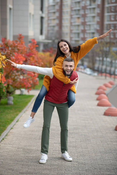 Delighted young couple enjoying their time outdoors - Foto, imagen