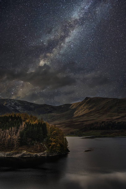 Εκπληκτικό μαγευτικό ψηφιακό σύνθετο τοπίο του Γαλαξία μας πάνω  - Φωτογραφία, εικόνα