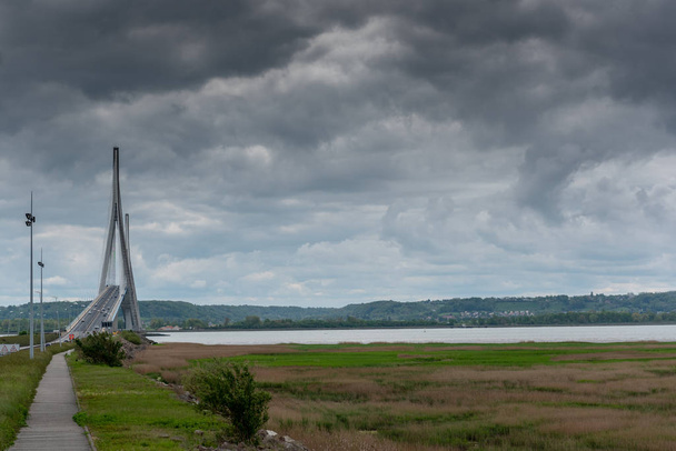 Puente de Normandía sobre el río Sena cerca de la ciudad de Le Havre, Francia
 - Foto, imagen