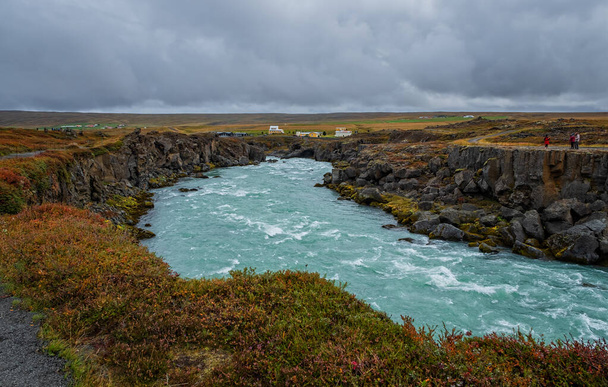 landschap van de beroemde Godafoss waterval in IJsland. Het adembenemende landschap van de Godafoss waterval trekt toeristen aan om de noordoostelijke regio van IJsland te bezoeken. september 2019 - Foto, afbeelding