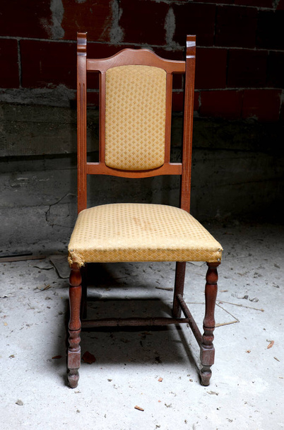 Vieille chaise en bois
 - Photo, image