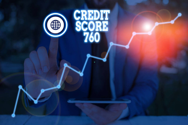 Εννοιολογική γραφή χέρι δείχνει Credit Score 760. Business photo κείμενο αριθμητική έκφραση με βάση το επίπεδο ανάλυσης της επίδειξης. - Φωτογραφία, εικόνα