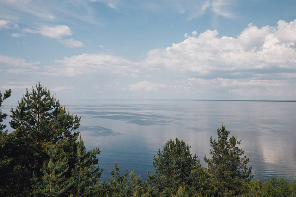paisaje forestal con lago y nubes
 - Foto, Imagen