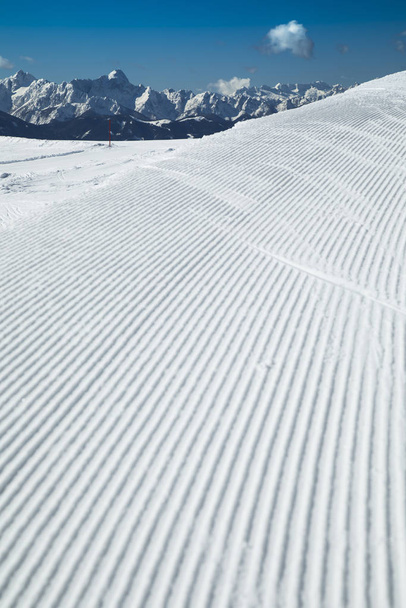 Panorama des montagnes d'hiver avec piste de ski
 - Photo, image