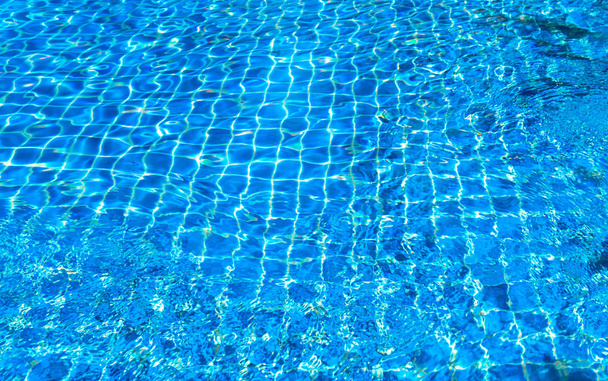 niebieska woda w basenie obok hous - Zdjęcie, obraz