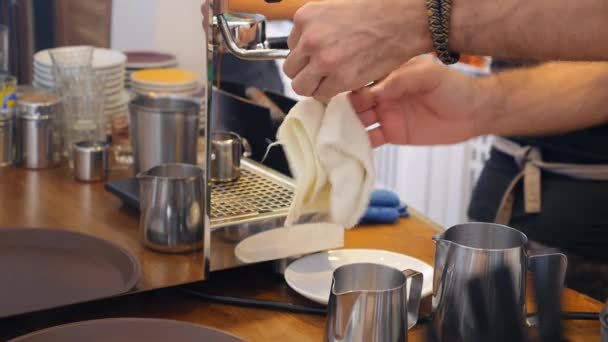 Hands Of Barista Making Coffee in Coffee Machine Closeup - Filmmaterial, Video
