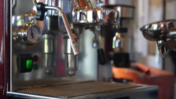 Male Barista Making Coffee Using Coffee Machine In Cafe - Materiaali, video