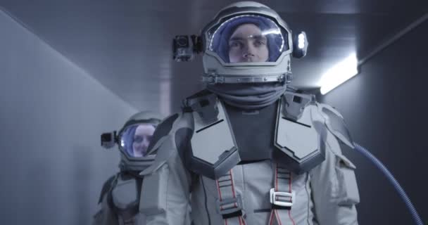 Astronotlar koridorda yürüyor - Video, Çekim