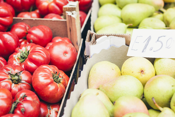 tomates et poires sur le marché aux fruits, Catane, Sicile, Italie
. - Photo, image