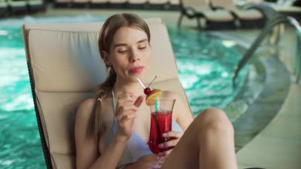 Closeup woman relaxing poolside at hotel spa. Relaxed girl enjoying vacation - Filmati, video