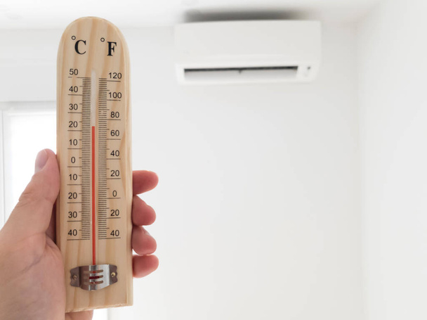 Termómetro y medición de temperatura con aire acondicionado moderno
  - Foto, imagen