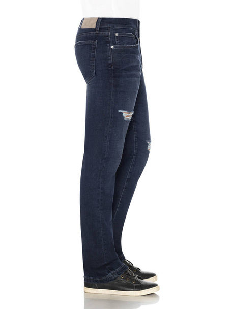 Trendy Slim Fit Blue Men Jeans kombiniert mit schwarzen Turnschuhen mit weißem Hintergrund - Foto, Bild