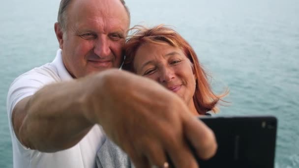 Senior Couple taking selfie door de zee - Video