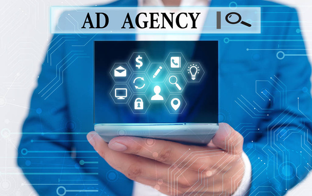 Tekstbord met Ad Agency erop. Conceptuele fotobedrijf gewijd aan het maken van planning en behandeling van reclame. - Foto, afbeelding