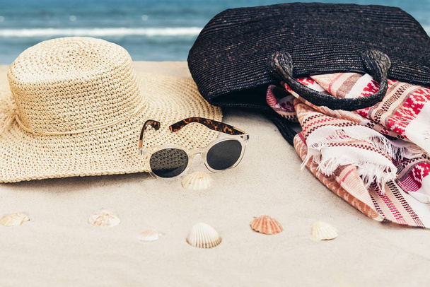 Vintage summer wicker straw beach bag, sun glasses, hat, cover-u - Fotografie, Obrázek