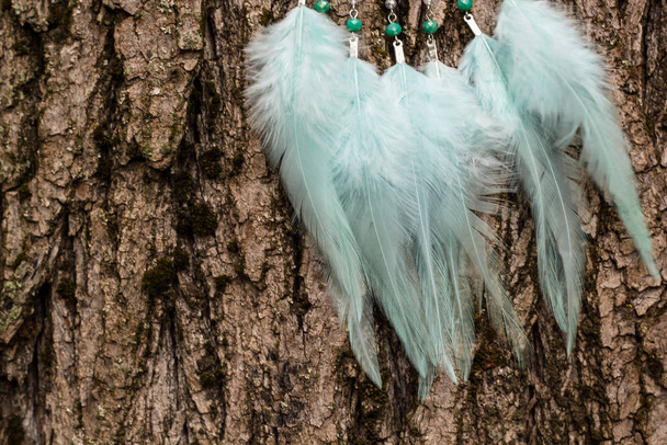 Attrape-rêves fait à la main avec des fils de plumes et des perles corde suspendue
 - Photo, image