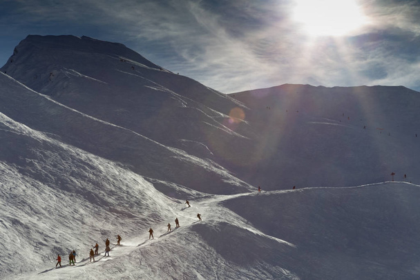 Menschen saufen im Skigebiet Cauteret - Foto, Bild