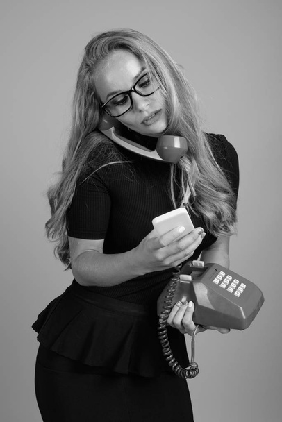 Mladá krásná podnikatelka s brýlemi v černé a bílé - Fotografie, Obrázek