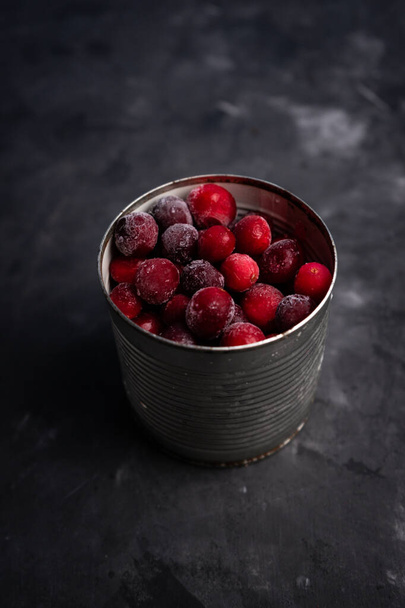 selective focus, frozen red cranberries - Foto, imagen