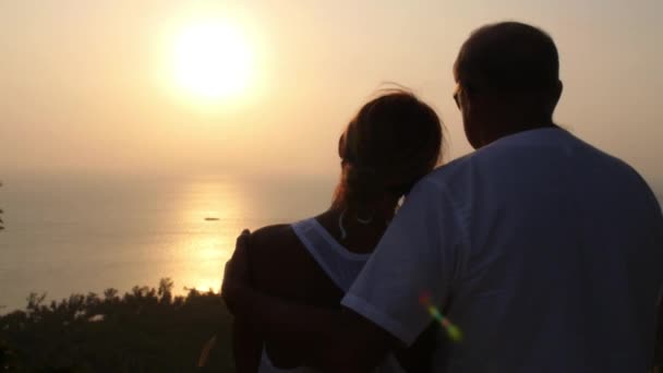 Ηλικιωμένο ζευγάρι απολαμβάνει ηλιοβασίλεμα - Πλάνα, βίντεο