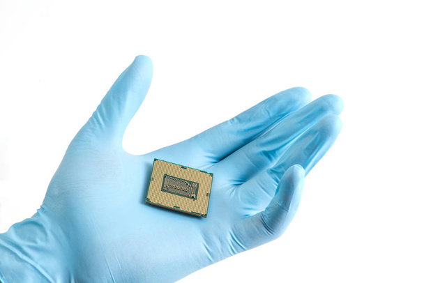 Компьютерный мастер держит чип процессора процессора процессора
 - Фото, изображение