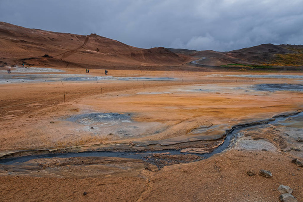 Γεωθερμική περιοχή Hverir στη Βόρεια Ισλανδία. Οι θερμοπίδακες και το θειάφι. Πορτοκαλί βουνά. - Φωτογραφία, εικόνα