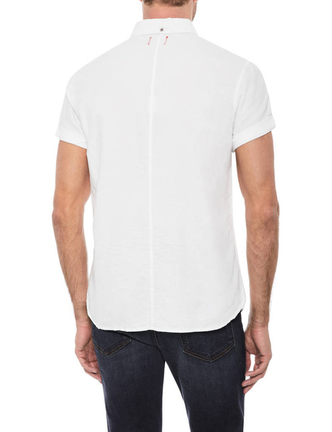Camisa blanca casual básica para hombre con líneas horizontales emparejadas con denim oscuro y fondo blanco
 - Foto, imagen