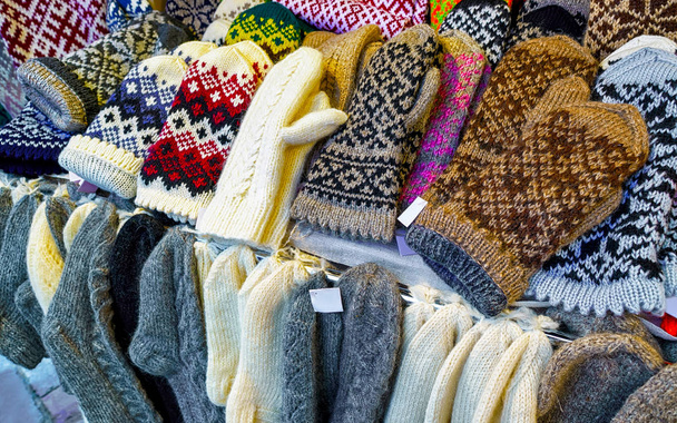 Stall lämpimät lapaset ja sukat Riian joulumarkkinoilla refleksi
 - Valokuva, kuva