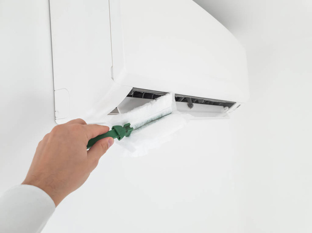Modern légkondicionáló egység szolgáltatás - a ház tisztítása. - Fotó, kép