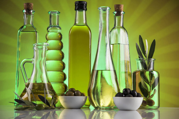 Butelki z oliwą z oliwek i gałązką oliwną - Zdjęcie, obraz