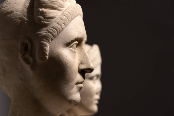 antigua cabeza romana escultura de mármol aislado en negro
 - Foto, Imagen