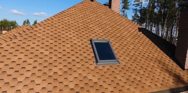 Çatı için küçük fayanslar. Fayanslardan yapılmış çatılı bir ev. Bituminous fayansın çatısı. Moder - Fotoğraf, Görsel