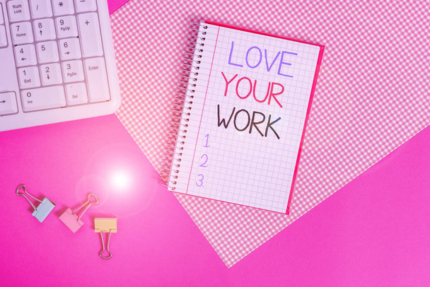 Szóírás szöveg Love Your Work. Üzleti koncepció, hogy a dolgok, amelyek motiválják magát Szenvedély a munka Írás berendezések és számítógépes cucc felett színes sima asztal. - Fotó, kép