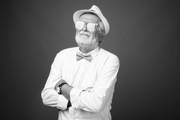 Handsome bearded senior tourist man in black and white - Fotoğraf, Görsel