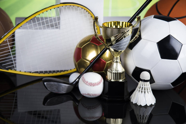 Podium voor sportprijzen, uitrusting en ballen - Foto, afbeelding