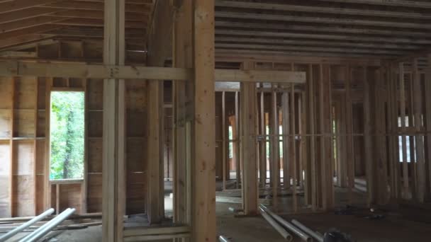 Kialakítása a befejezetlen fa keret épület vagy egy ház otthon - Felvétel, videó