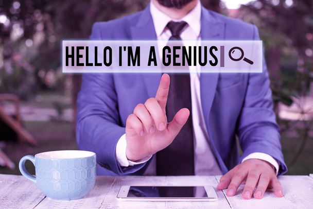 Kézírás szövegírás Hello I M A Genius. Koncepció jelentése Mutatkozz be, mint egy átlagon felüli bemutató, hogy mások Üzletember mutató ujjával előtte.. - Fotó, kép