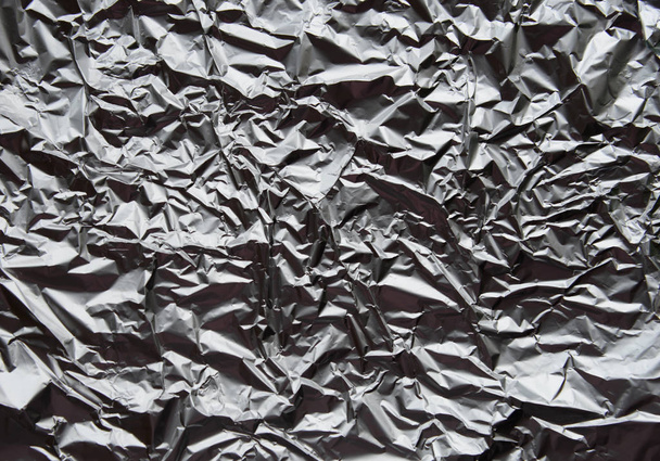 Zmačkaný stříbrná hliníková fólie detailní up pozadí textury. Abstraktní metalický papírový holografický vzor - Fotografie, Obrázek