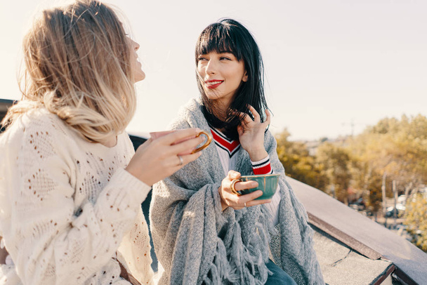 zwei attraktive Mädchen genießen eine Teeparty - Foto, Bild