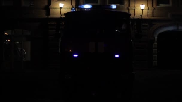 Brandweerauto met knipperlichten voor de brandweer 's nachts. Brandweerman op de voorbank - Video