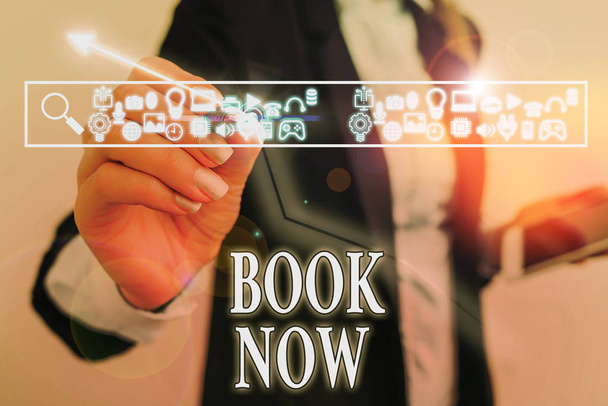 Pisanie tekstu Book Now. Koncepcja biznesowa rezerwacji zakwaterowania w hotelu lub biletu lotniczego. - Zdjęcie, obraz
