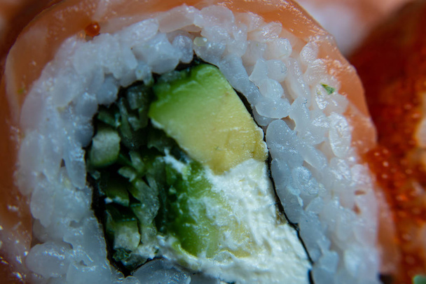 sushi met zalm en groene wasabi saus. meeneemvoedsel - Foto, afbeelding